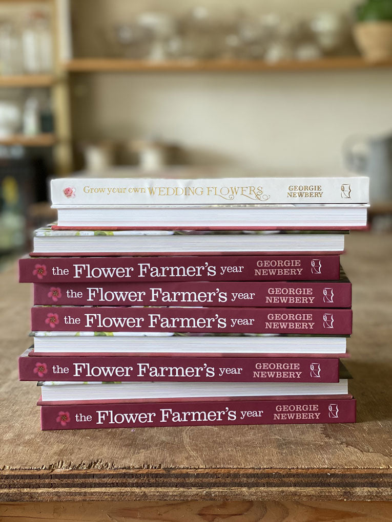 The Flower Farmer's Year: How to Grow Cut Flowers for Pleasure and Profit :  Newbery, Georgie: : Livres